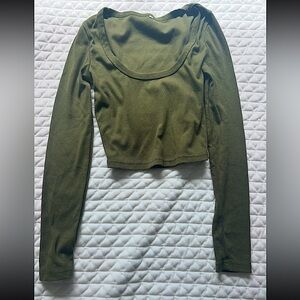 Size medium. Long sleeve green top.